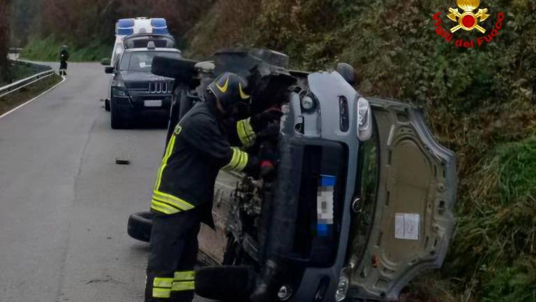 Premilcuore, l’auto si rovescia su un fianco: due persone soccorse dai Vigili del Fuoco