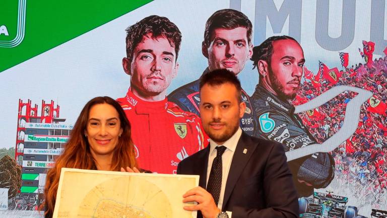 La consegna della mappa tra il sindaco Marco Panieri e Bianca Senna