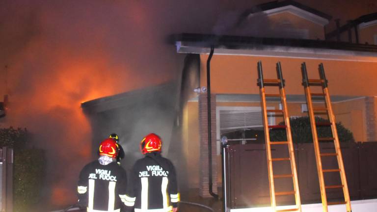 La casa rischia di bruciare ma il proprietario impedisce ai vigili del fuoco di entrare