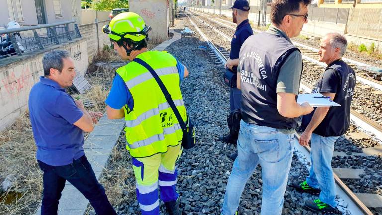 Rimini, un mistero la morte dell’uomo ritrovato lungo i binari della ferrovia