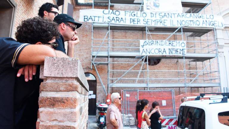 Lacrime, striscioni, palloncini e fumogeni: Santarcangelo si ferma per il funerale di “Batti”