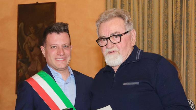 Il sindaco Filippo Sacchetti premia Guido Fontana