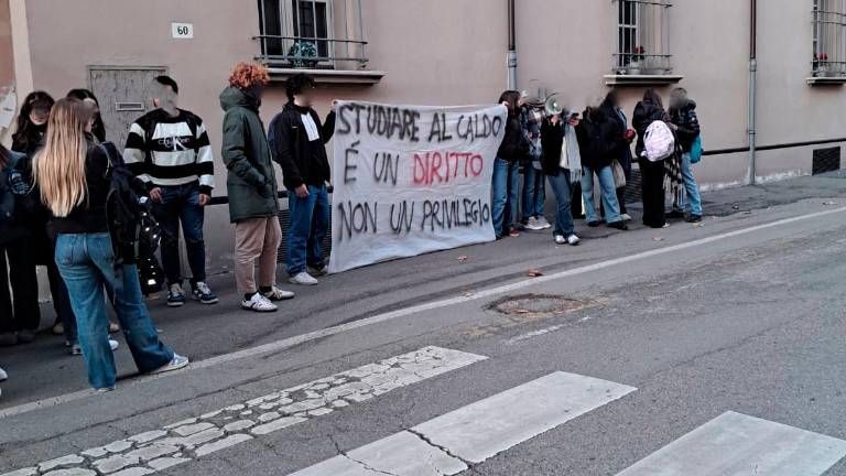 La protesta davanti al Liceo Classico ieri mattina