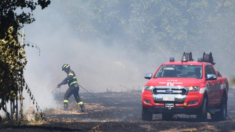 L’intervento dei vigili del fuoco per spegnere le fiamme in diversi punti di Rimini. A destra il caposquadra portato in ospedale dopo essere stato colpito da malore. foto manuel migliorini