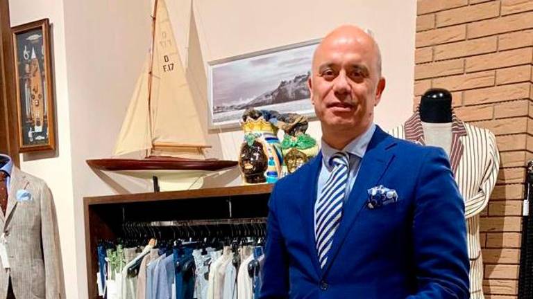 Shopping per i saldi; sopra Gianmaria Zanzini, presidente regionale Federmoda-Confcommercio