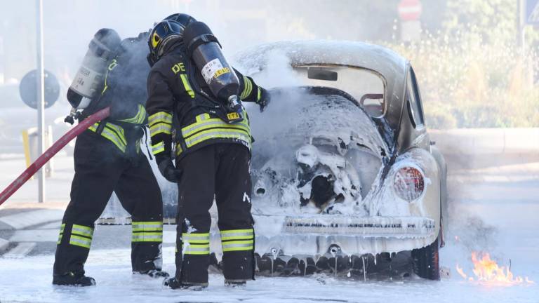 Rimini, l’auto le prende fuoco mentre guida, attimi di paura in via Dante