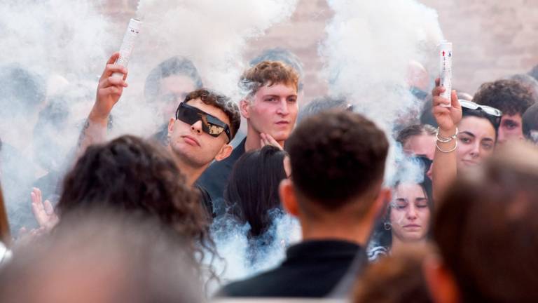 Lacrime, striscioni, palloncini e fumogeni: Santarcangelo si ferma per il funerale di “Batti”