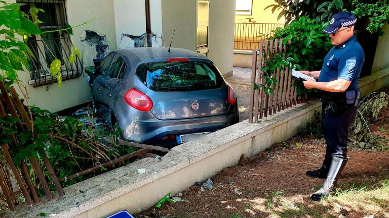 Rimini, malore in auto, abbatte una cancellata e si scontra su una casa - Gallery