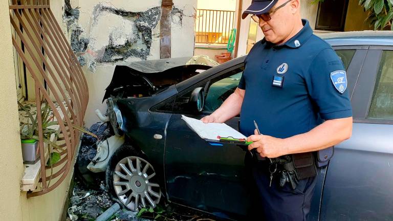 Rimini, malore in auto, abbatte una cancellata e si scontra su una casa - Gallery