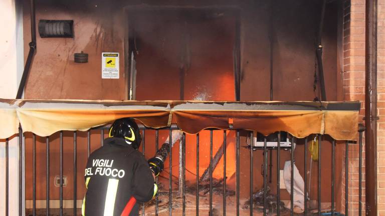 Rimini, incendio in abitazione: due morti e diversi intossicati. Famiglie evacuate