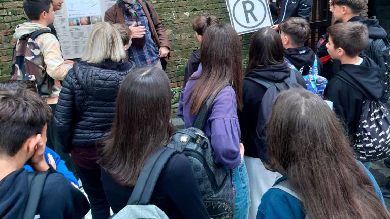 Gli studenti all’ingressso del rifugio in viale Mazzoni con Alberto Gagliardo