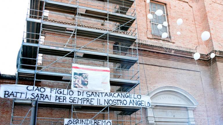 Lacrime, striscioni, palloncini e fumogeni: Santarcangelo si ferma per il funerale di “Batti”