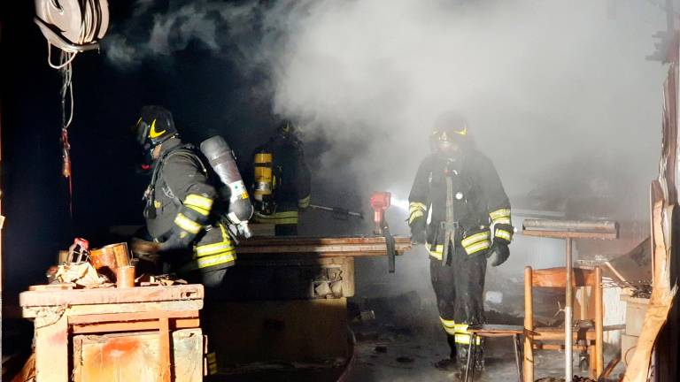 Uno dei tanti interventi dei Vigili del fuoco per incendio; nel riquadro Bruno Rigoni, segretario provinciale del Conapo