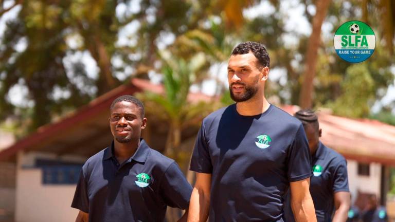 Augustus Kargbo insieme al capitano Steven Caulker, all’uscita dall’hotel di San-Pedro mentre si avviano sull’autobus che condurrà la nazionale della Sierra Leone al Laurent Pokou Stadium