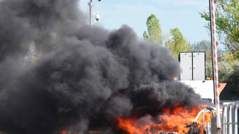 Incendio: auto a fuoco al casello A14 di Rimini sud - VIDEO GALLERY
