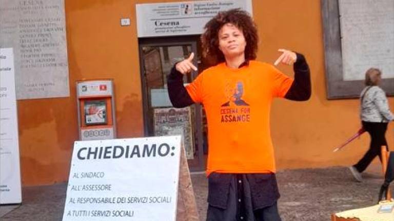 La 45enne originaria di Capo Verde in protesta in Comune