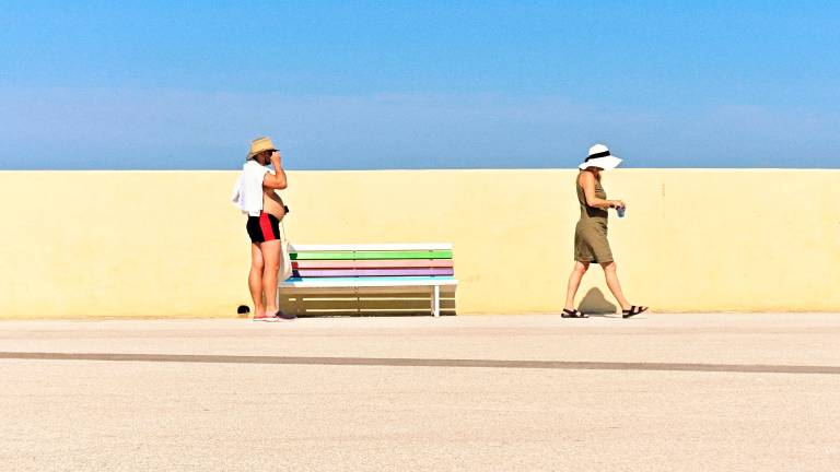 Rimini, una mostra sul muro giallo del porto, il luogo celebrato da Fellini e Zurlini