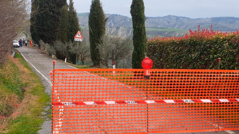 Maltempo in Romagna, a Imola in corso l’evacuazione di 35 persone per una frana