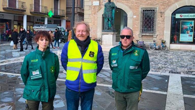 Rimini. Cane trovato morto sul tetto di una casa in centro, multa da 10mila euro al proprietario: «Non avevo i soldi per seppellirlo»