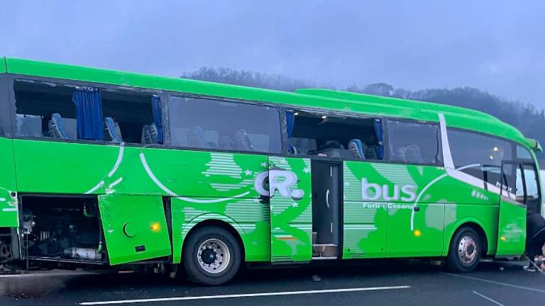 Il pullman su cui viaggiavano i 21 calciatori e gli 8 membri dello staff del Cesena Primavera “centrato” sull’autostrada A1 da un tir