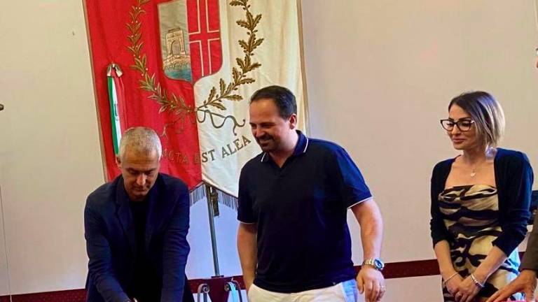 La firma del sindaco Sadegholvaad sulla convenzione per il nuovo centro sportivo della Gaiofana