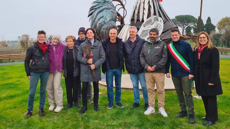 L’inaugurazione della rotatoria di San Vito con la scultura realizzata da Nikki Rifiutile del gruppo Mutoid Waste Company