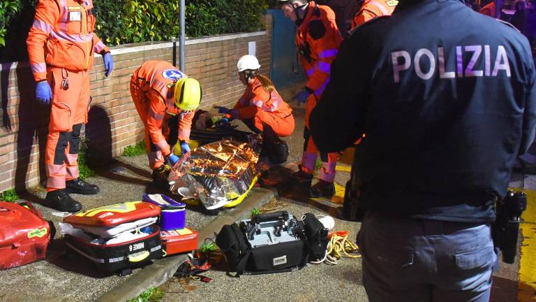 Rimini, incendio in abitazione: due morti e diversi intossicati. Famiglie evacuate