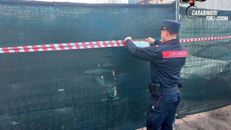 Cesena, un “cimitero” di 600 veicoli fuori uso: terreno sequestrato e denuncia per il proprietario