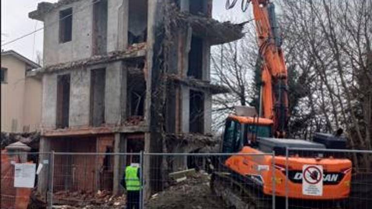 Cesena, palazzina abusiva a San Vittore demolita dopo 18 anni e tre ricorsi