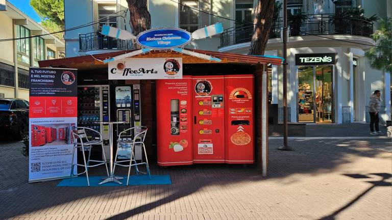 Riccione, in viale Ceccarini è arrivato “Dino”: il robot che impasta e sforna pizze calde in 3 minuti