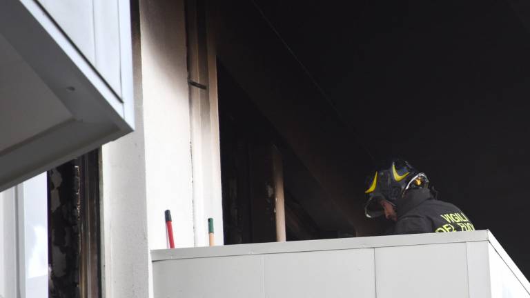 Rimini. Fiamme in una palazzina in via Dandolo, distrutto un appartamento. GALLERY