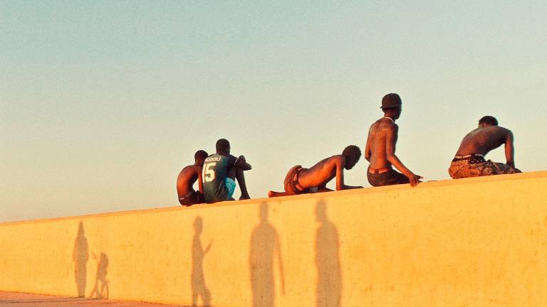 Rimini, una mostra sul muro giallo del porto, il luogo celebrato da Fellini e Zurlini