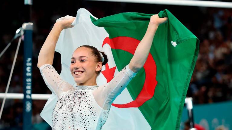 Kaylia Nemour festeggia l’oro olimpico con la bandiera algerina