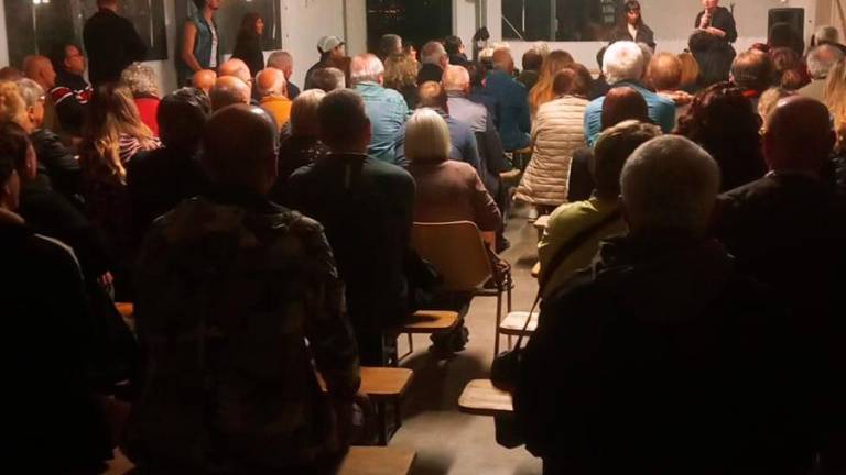 Ravenna, raccolta firme contro la bretella di Porto Fuori. Un centinaio di persone all’incontro