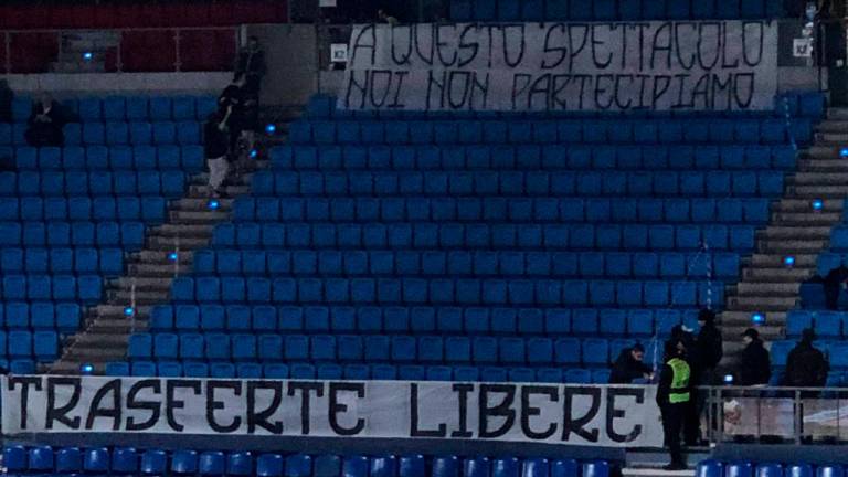 Lo striscione esposto nella curva di casa a Pesaro