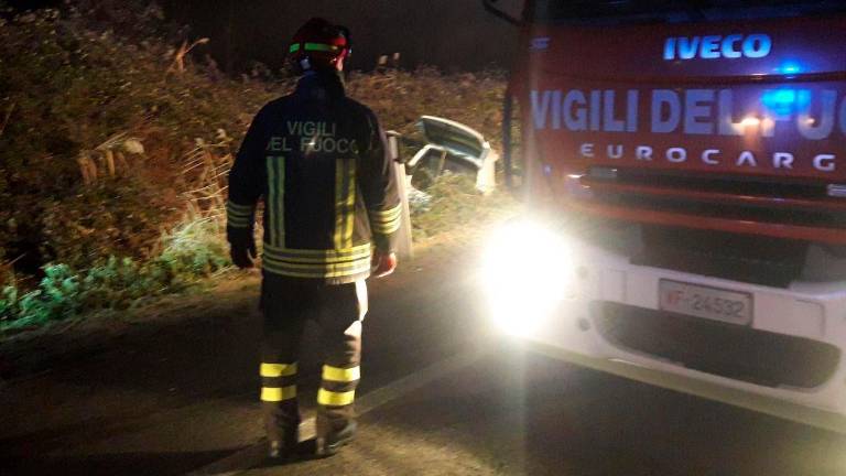 Cesenatico, escono di strada e restano bloccati in auto, salvati dai vigili del fuoco