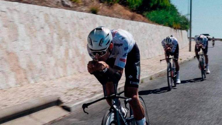 A sinistra Filippo Baroncini esulta a braccia alzate per la prima vittoria nei professionisti in Belgio alla Super 8 Classic, a destra il massese impegnato nella Vuelta a España