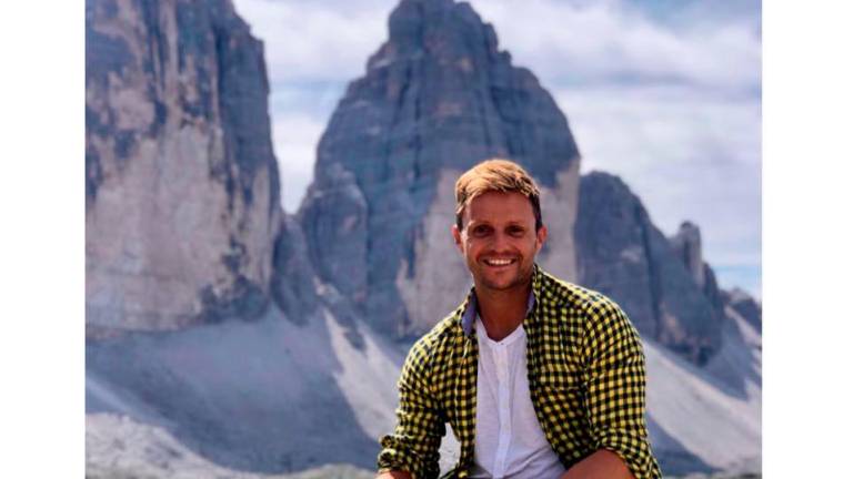 Addio a Luca Perazzini, un migliaio di persone nella chiesa di San Vito per l’ultimo saluto all’alpinista morto sul Gran Sasso