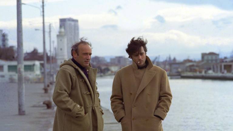 Il regista Valerio Zurlini e Alain Delon sul porto canale di Rimini in una pausa durante le riprese de “La prima notte di quiete”