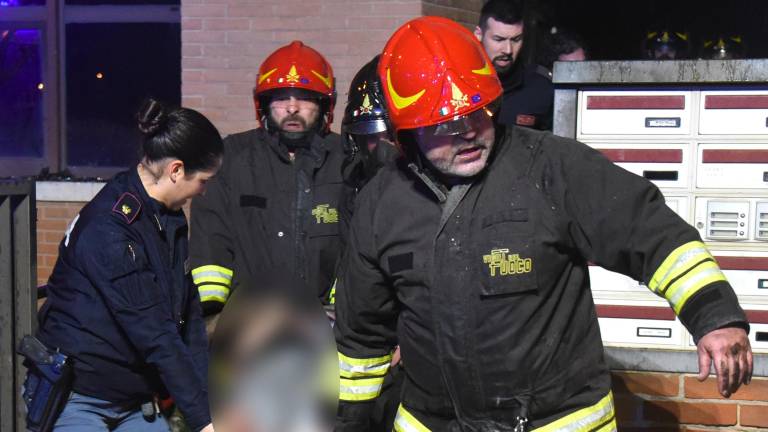 Rimini, incendio in abitazione: due morti e diversi intossicati. Famiglie evacuate