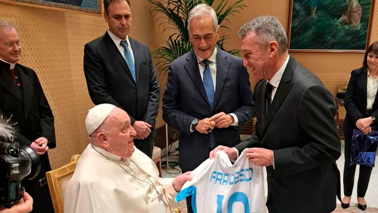 Il presidente della Federcalcio di San Marino Marco Tura mentre consegna la maglia della nazionale del Titano al papa quasi un mese fa