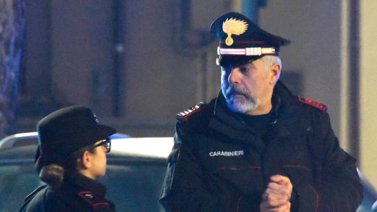 A sinistra il comandante dei carabinieri di Villa Verucchio Luciano Masini; a destra la manifestazione a sostegno del militare dell’Arma