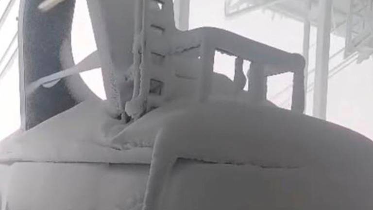 La neve sulla funivia che collega Fonte Cerreto a Campo Imperatore