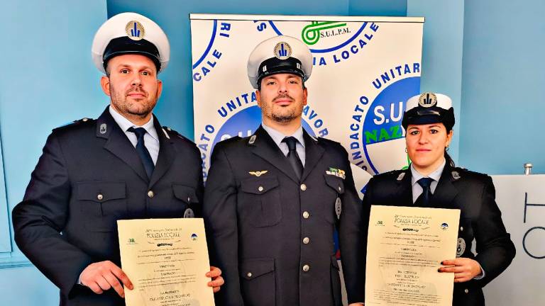 Agenti di polizia locale di Cesena premiati a Riccione per meriti di sevizio