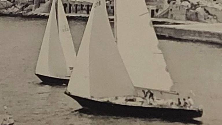 Malta, Middle Sea Race 1971, la barca lunga è quella di Eric Tabarly, leggenda francese della vela d’altura, quella piccola è il Comet 910 prodotto dalla Comar di Forlì. Al comando c’è Cino Ricci che vince la classifica in tempo compensato