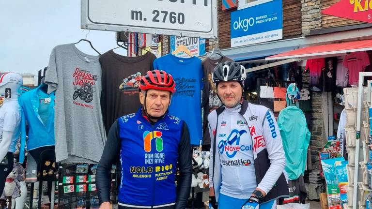 Scalano lo Stelvio in bici in barba all’anagrafe