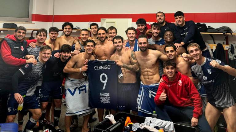 La squadra biancorossa fa festa nello spogliatoio dello stadio Tonino D’Angelo di Altamura con una dedica speciale a Iacopo Cernigoi operato al ginocchio