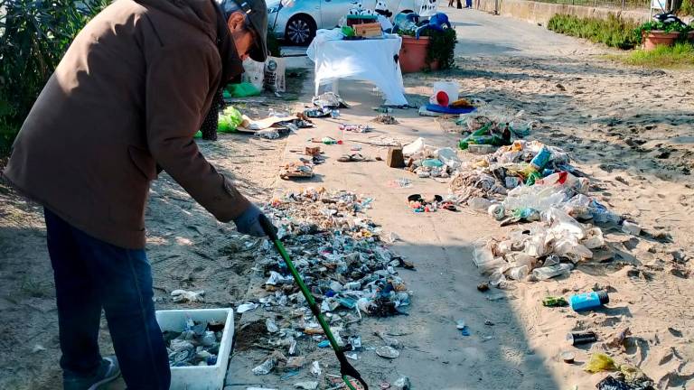 Riccione, volontari al lavori per pulire la spiaggia