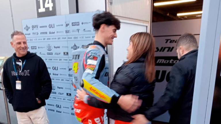 Nadia Padovani abbraccia Fermin Aldeguer questa mattina davanti al box Gresini