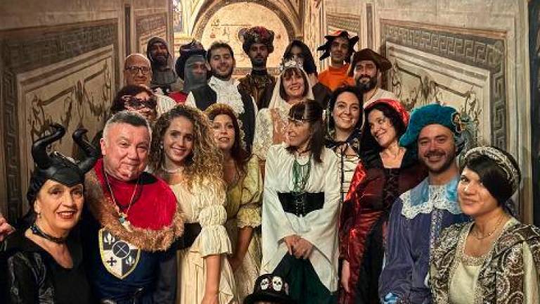 La direttrice che va in pensione: tutti in costume medievale alla cena col delitto di Palazzo Romagnoli a Cesena